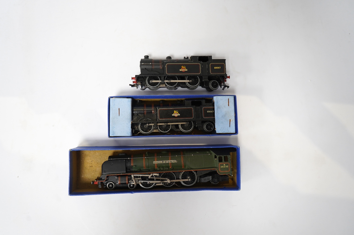 A collection of Hornby Dublo for 3-rail running, including three locomotives; a BR Coronation Class Duchess of Montrose (EDL120), and two BR Class N2 0-6-2T locomotives (EDL17), together with two LNER teak coaches, twent